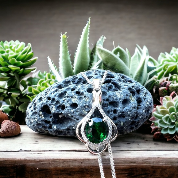 Beautiful Emerald Pendant Handcrafted in 18k Rose Gold Vermeil , May Birthstone - Picture 6 of 6